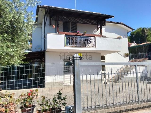 Case e ville in vendita di 230 m² in Via dei Pini, 1