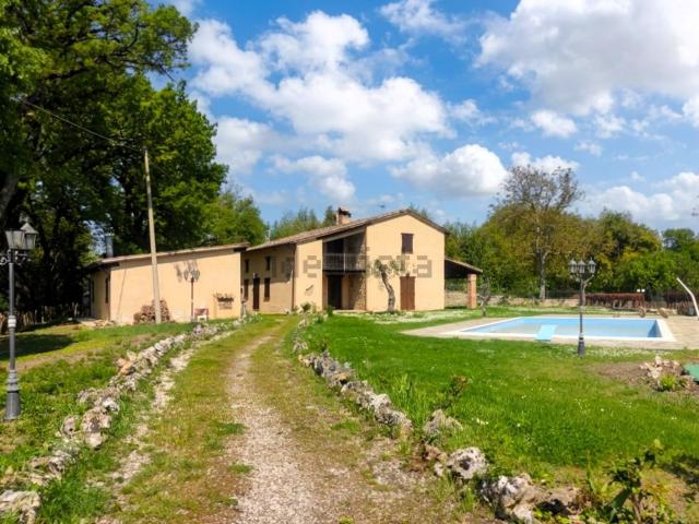 Case e ville in vendita di 230 m² in Via del Cerreto