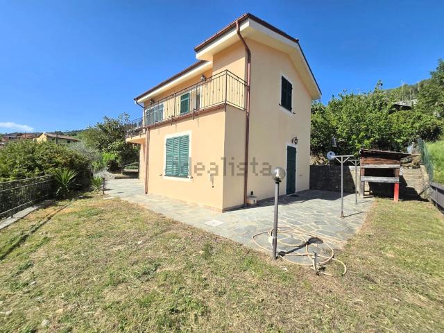 Case e ville in vendita di 230 m² in Via del Golf