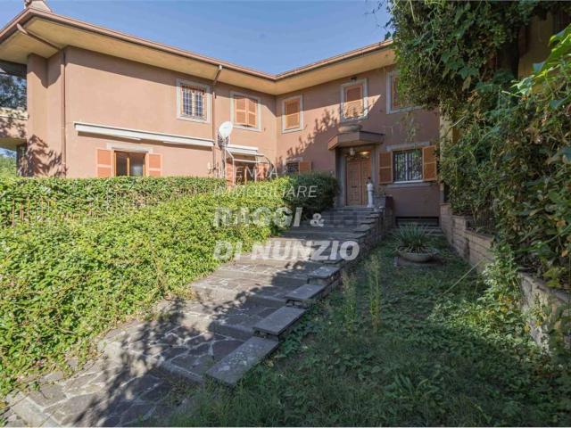 Case e ville in vendita di 230 m² in Via del Tuscolo, 3