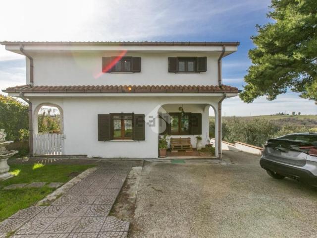 Case e ville in vendita di 230 m² in Via Della Selvotta, 83