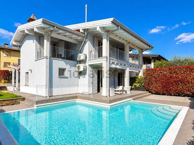 Case e ville in vendita di 230 m² in Via della Valle