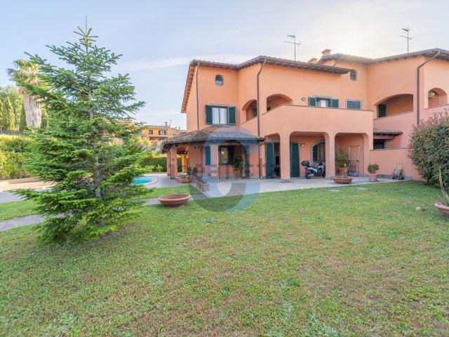 Case e ville in vendita di 230 m² in Via di Fontana Vecchia, 8