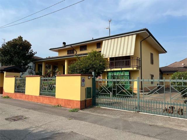 Case e ville in vendita di 230 m² in Via Enrico Fermi, 12
