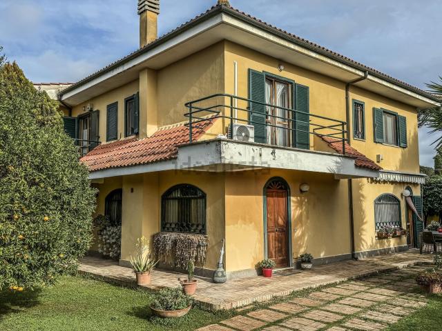 Case e ville in vendita di 230 m² in Via Ernesto Boezi, 44