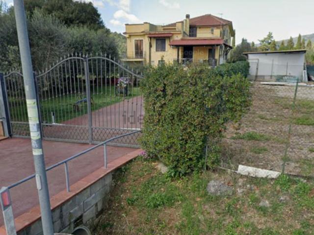 Case e ville in vendita di 230 m² in Via Fontana Vecchia