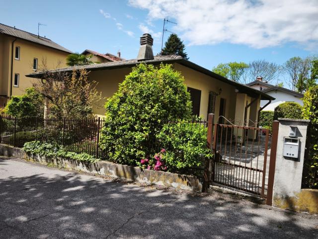 Case e ville in vendita di 230 m² in Via Fratelli Rosselli, 38