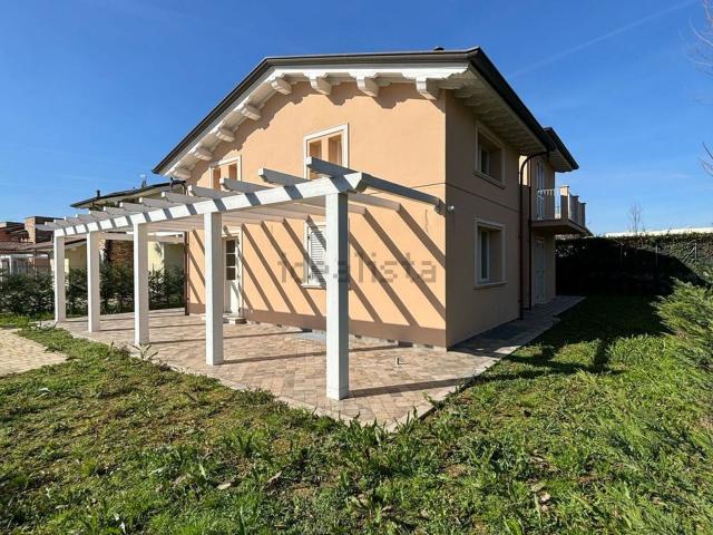 Case e ville in vendita di 230 m² in Via I Maggio