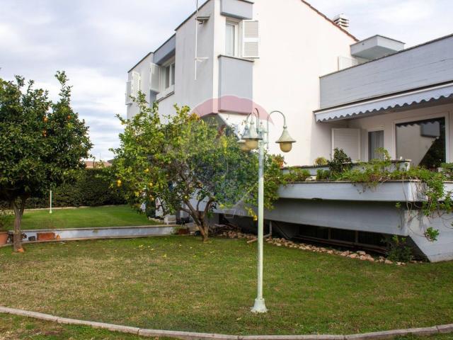 Case e ville in vendita di 230 m² in Via Lorenzo Magalotti