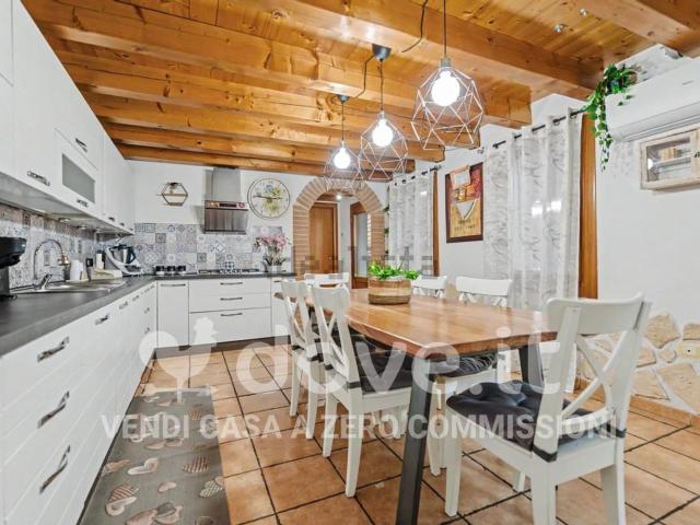Case e ville in vendita di 230 m² in Via Lanzarini, 7