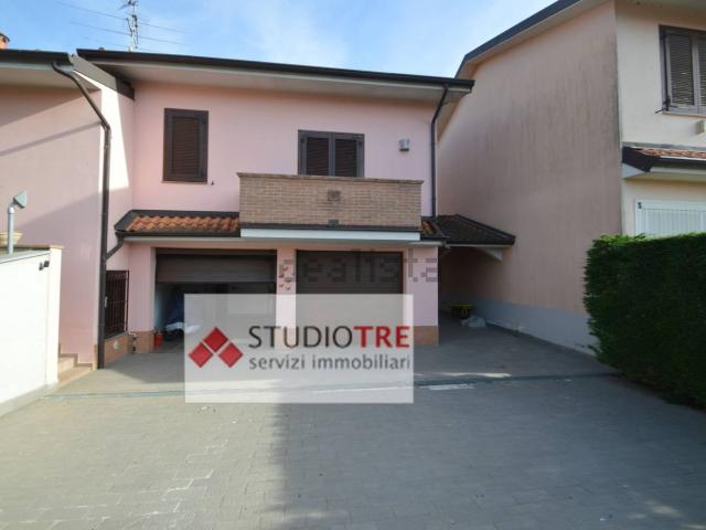 Case e ville in vendita di 230 m² in Via Leonardo da Vinci, 14
