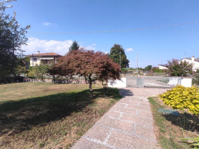 Case e ville in vendita di 230 m² in Via Monte Grappa