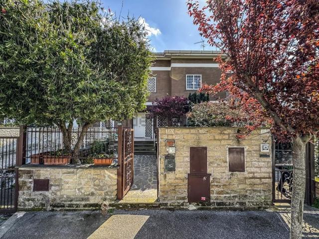 Case e ville in vendita di 230 m² in Via Sofocle