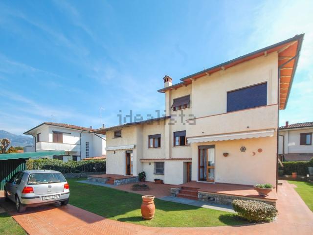 Case e ville in vendita di 230 m² in Via Alessandro Manzoni, 70
