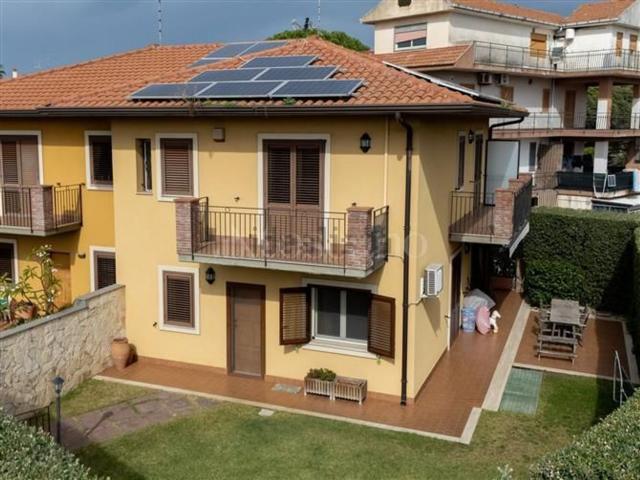 Case e ville in vendita di 230 m² in Via Scarcella