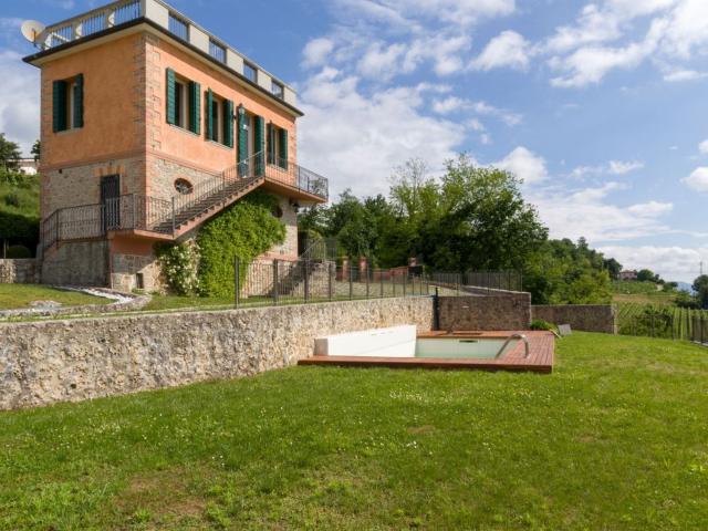 Case e ville in vendita di 230 m² in Via Patrioti