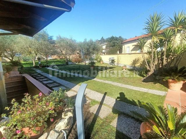 Case e ville in vendita di 230 m² in Via Pelucara
