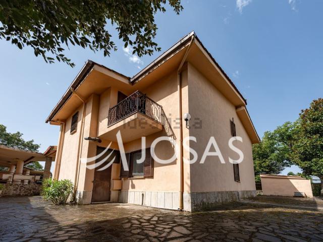 Case e ville in vendita di 230 m² in Via Piana Perina