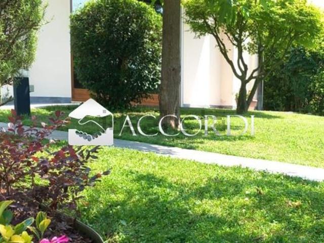 Case e ville in vendita di 230 m² in Via roma