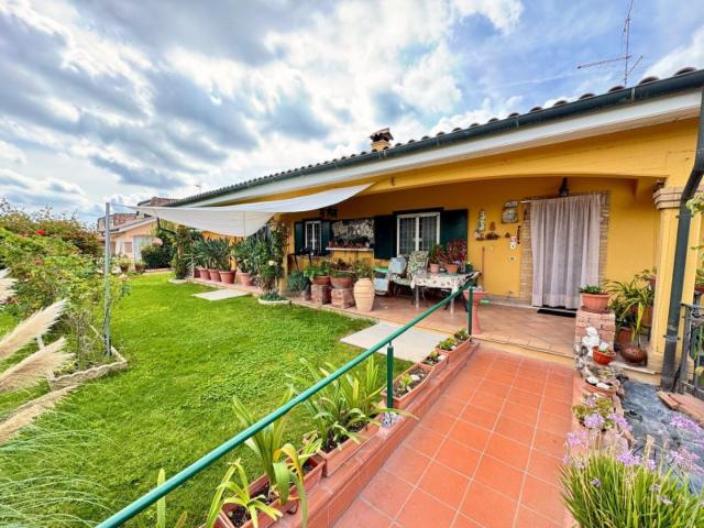 Case e ville in vendita di 230 m² in Via Rieti
