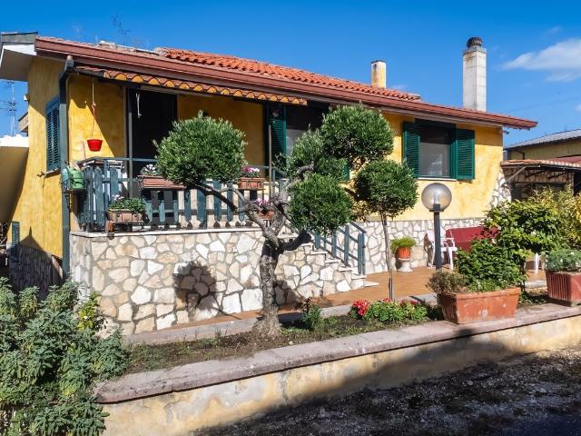 Case e ville in vendita di 230 m² in Via Tende