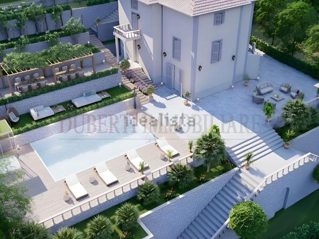 Case e ville in vendita di 230 m² in Via Varese