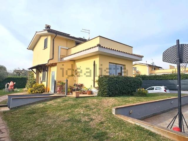 Case e ville in vendita di 230 m² in Via Venezia, 56