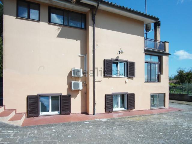 Case e ville in vendita di 230 m² in Via Vittorio Veneto, 8