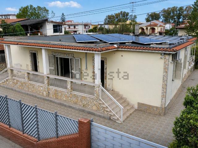 Case e ville in vendita di 230 m² in Viale Bacio Arturo Terracina, 1