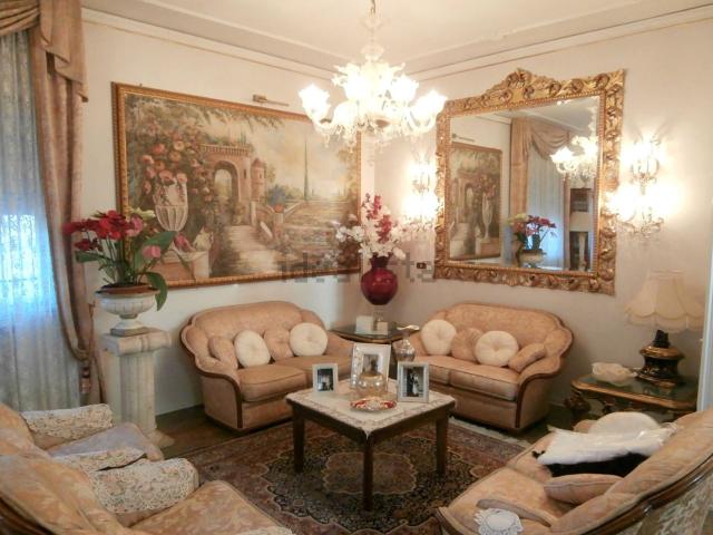 Case e ville in vendita di 230 m² in Viale dei Mille