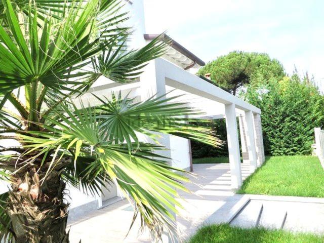 Case e ville in vendita di 230 m² in Viale Marina