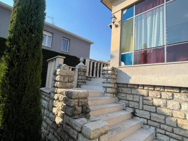 Case e ville in vendita di 230 m² in Viale Sant&apos Eufemia
