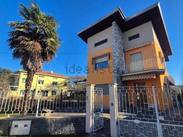 Case e ville in vendita di 230 m² in Corso Vercelli, 205