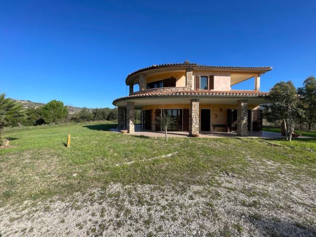 Case e ville in vendita di 230 m² in Località Abbandonato