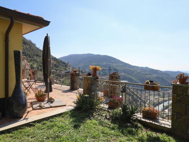 Case e ville in vendita di 230 m² in Località Bernassa, 5