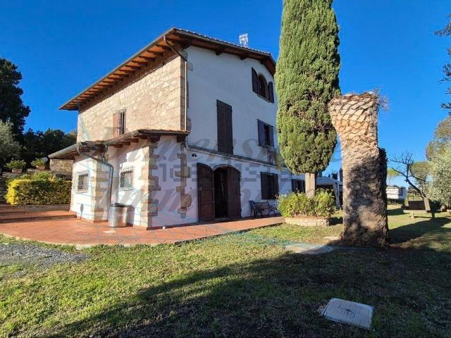 Case e ville in vendita di 230 m² in Località la Maestà