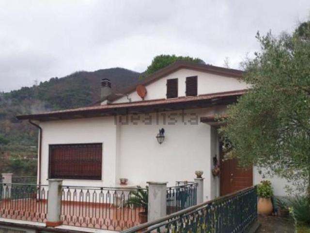 Case e ville in vendita di 231 m² in Via Codena