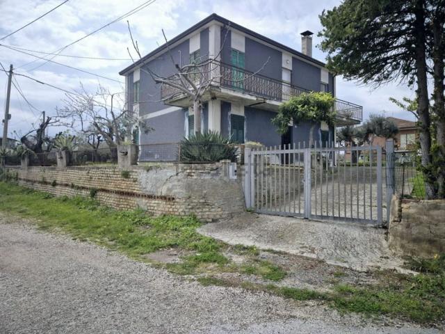 Case e ville in vendita di 231 m² in Via Sanguineto, 50