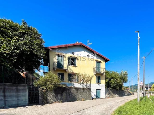 Case e ville in vendita di 231 m² in Via Vittorio Veneto