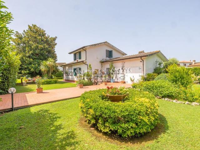 Case e ville in vendita di 231 m² in Viale delle Gardenie, 2
