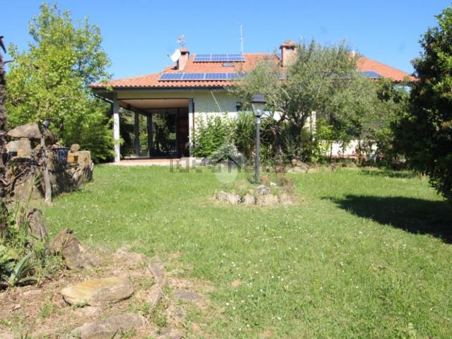 Case e ville in vendita di 231 m² in Strada Comunale Casalbono, 4204