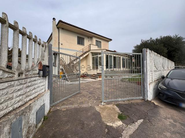 Case e ville in vendita di 232 m² in Via Albano, 19