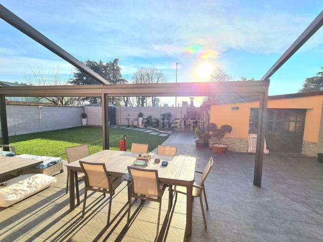 Case e ville in vendita di 232 m² in Via Bertani, 34