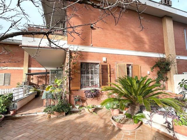 Case e ville in vendita di 232 m² in Via Giovanni Pascoli