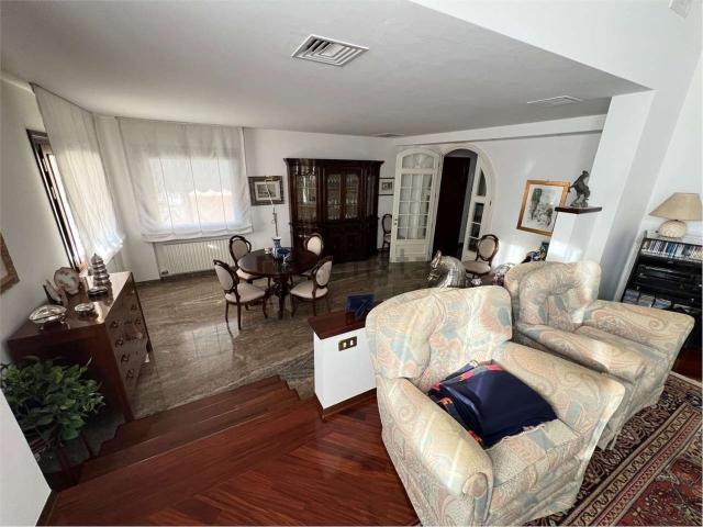Case e ville in vendita di 232 m² in Via Equilio, 1