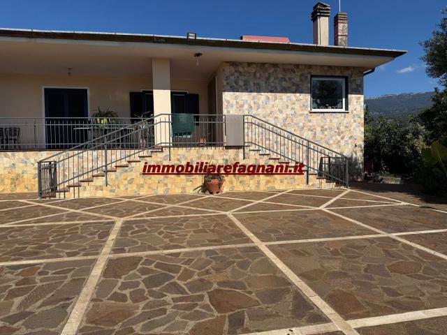 Case e ville in vendita di 232 m² in Via fontana mandarino
