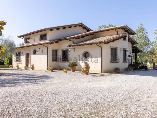 Case e ville in vendita di 232 m² in Via Santa Lucia, 6