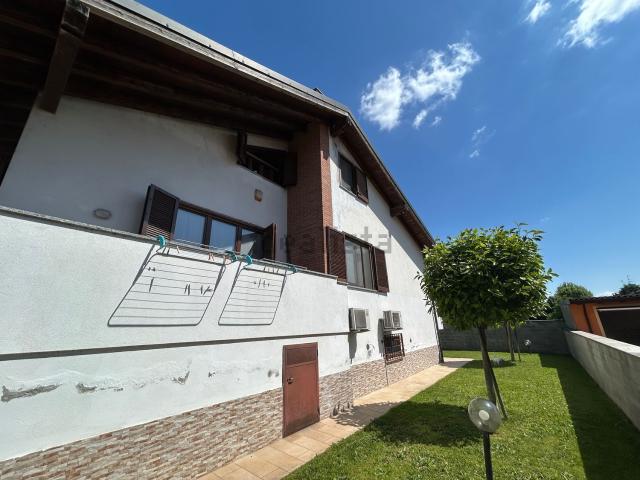 Case e ville in vendita di 232 m² in Strada Vecchia di Galliate