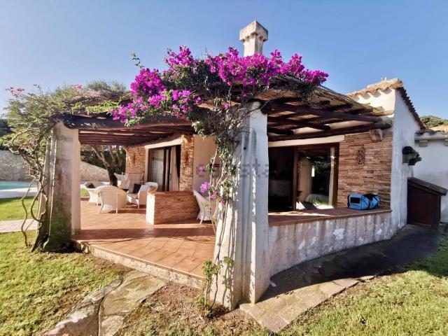 Case e ville in vendita di 233 m² in Via Anglona