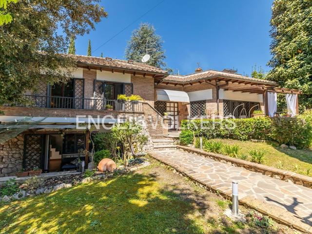 Case e ville in vendita di 219 m² in Via Spiaggia del Lago